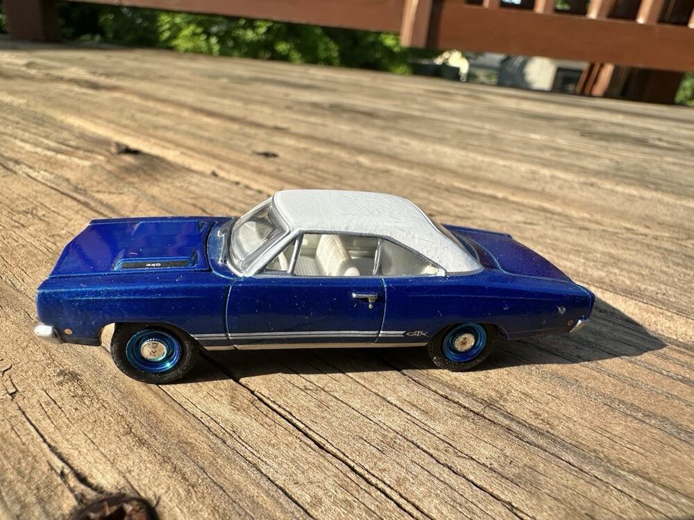 Greenlight Muscle Car Garage Hobby Collection 1968 Plymouth GTX Convertible 1:64